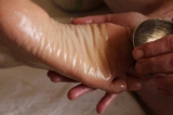 Con el Kansu en los pies: el masaje ayurveda que estimula los puntos reflejos